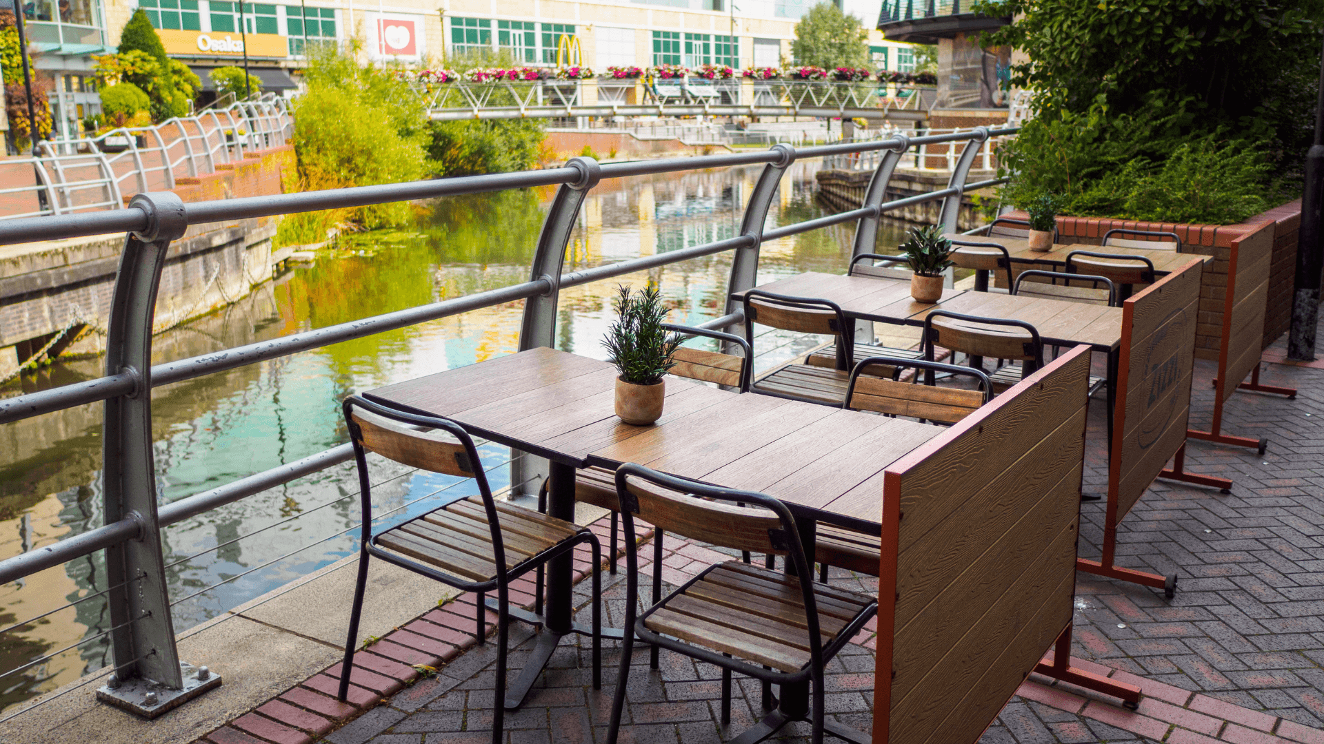 Zizzi Reading Oracle outside seating with tables and chairs