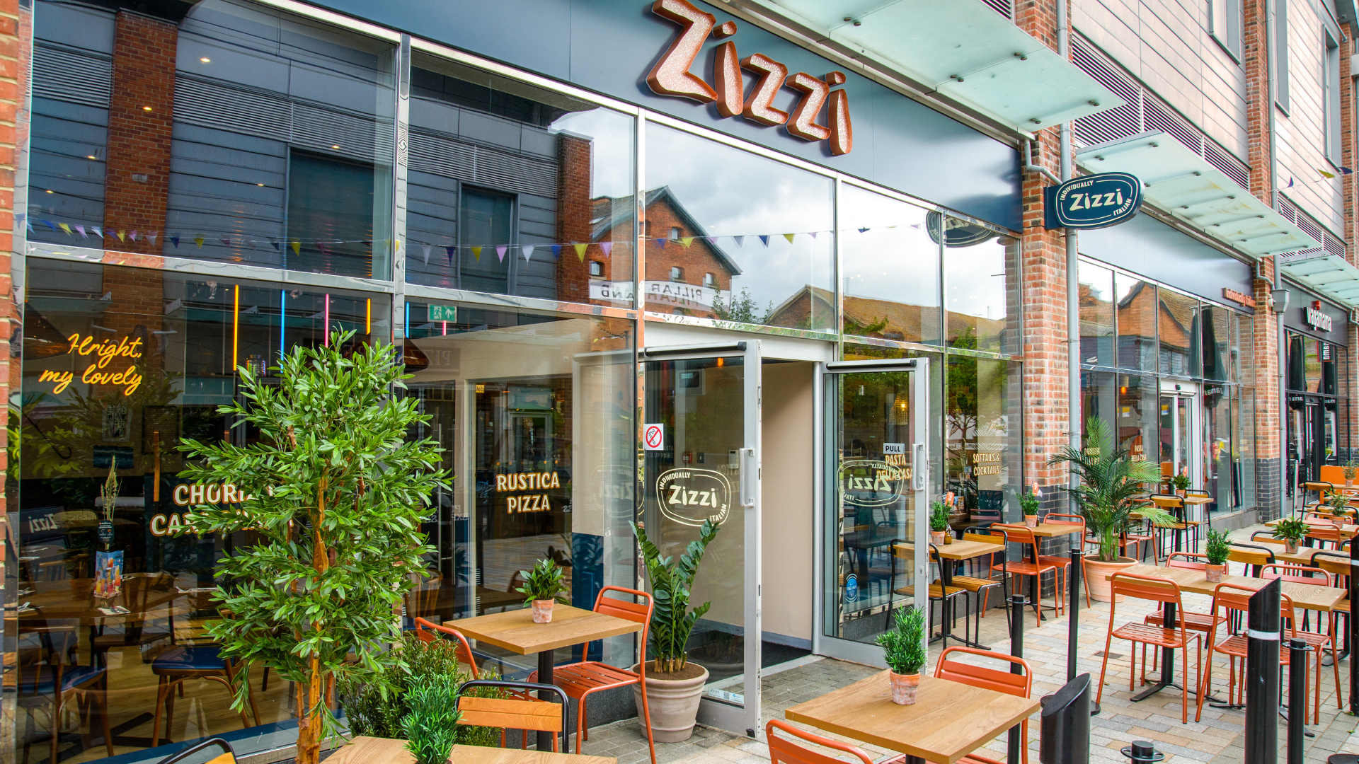 Zizzi Gloucester Quays - Outside Seating 