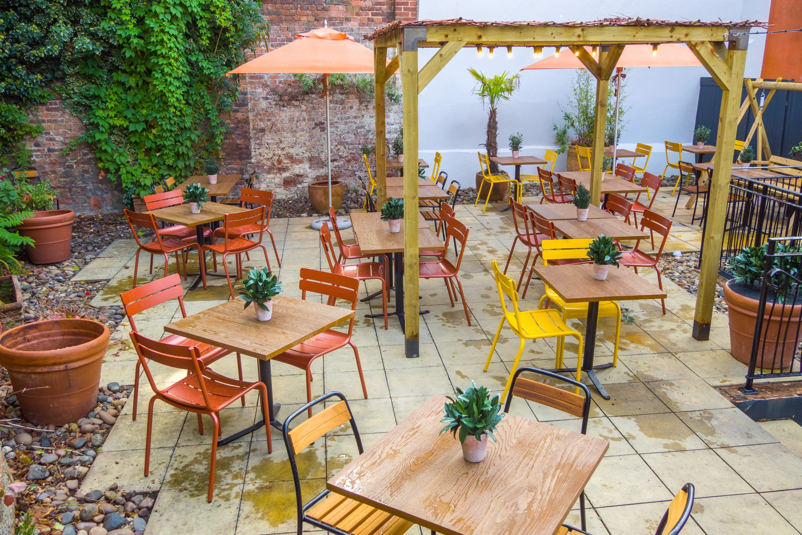 Zizzi Exeter outside seating 