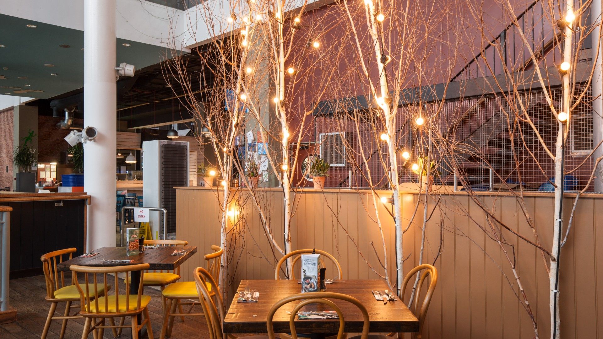 Table and chairs Zizzi Leith. 