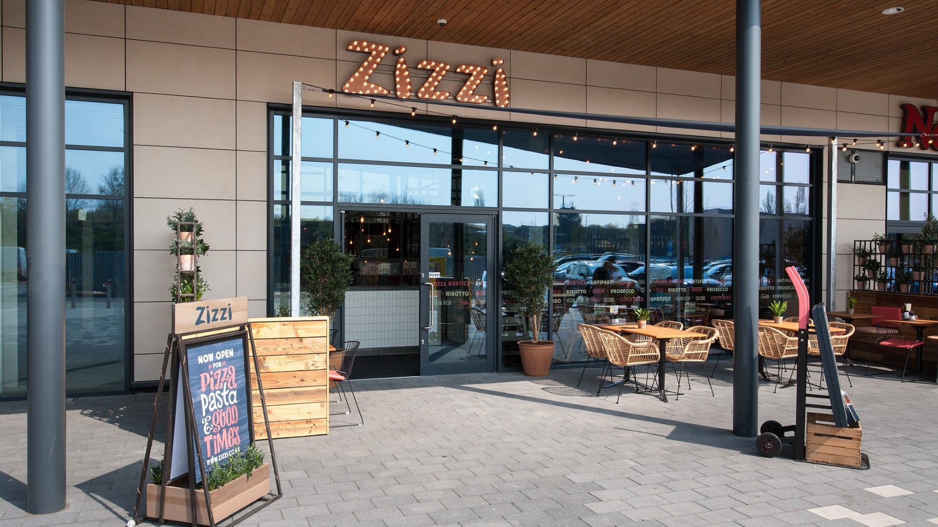 External view of Zizzi Rushden Lakes. 